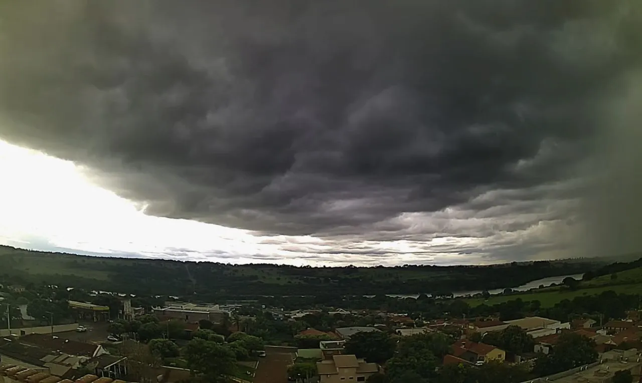 A imagem mostra a chegada de chuva
